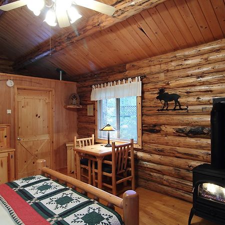 Silverwolf Log Chalets Coram エクステリア 写真