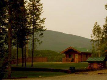 Silverwolf Log Chalets Coram エクステリア 写真