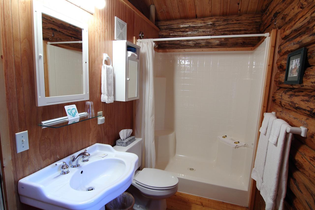 Silverwolf Log Chalets Coram エクステリア 写真