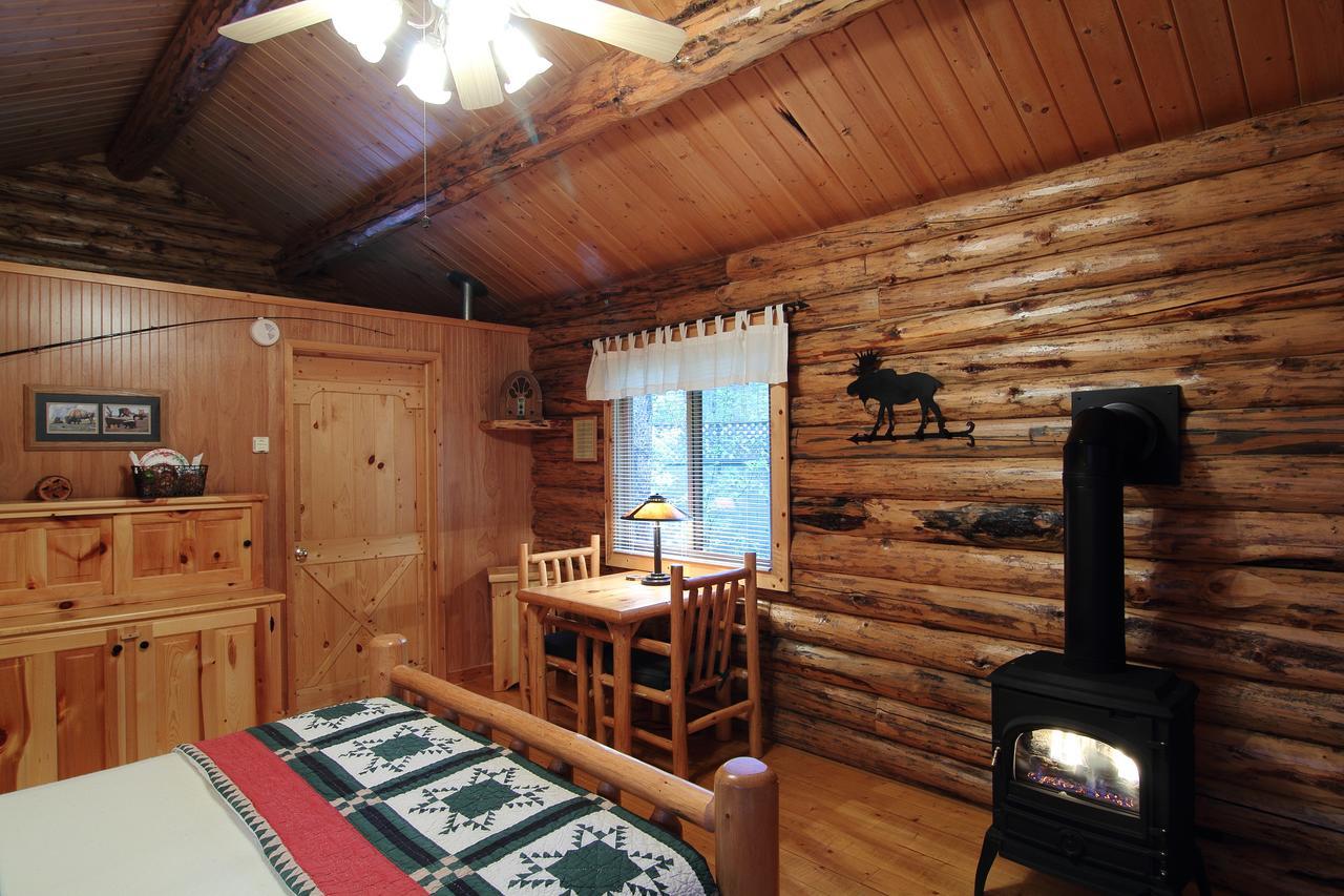 Silverwolf Log Chalets Coram エクステリア 写真