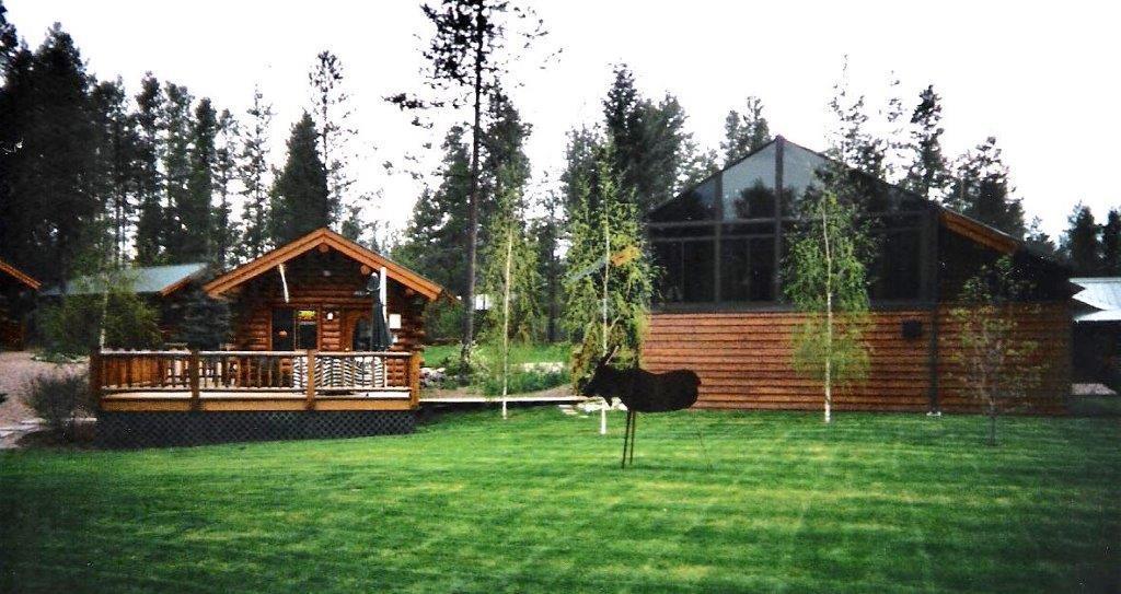 Silverwolf Log Chalets Coram エクステリア 写真