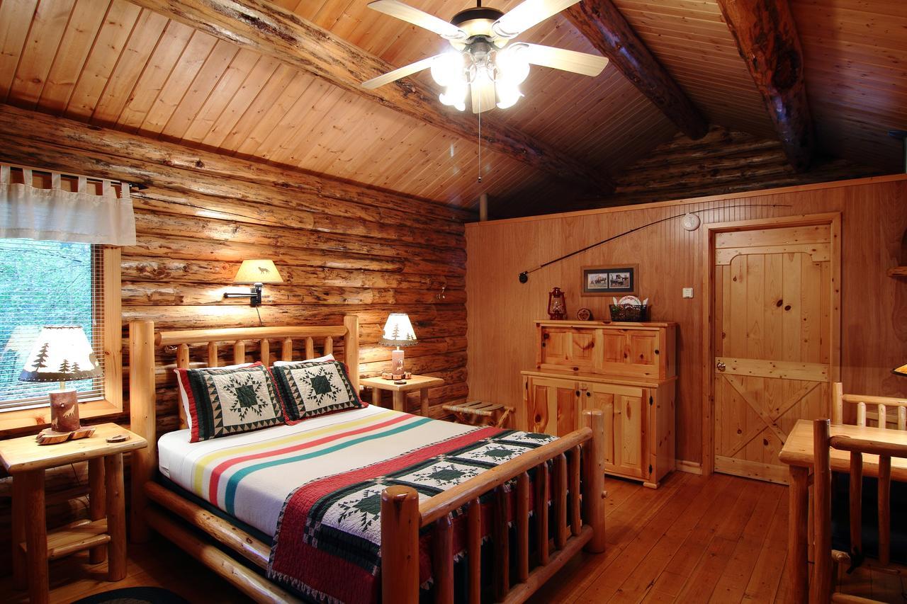 Silverwolf Log Chalets Coram エクステリア 写真